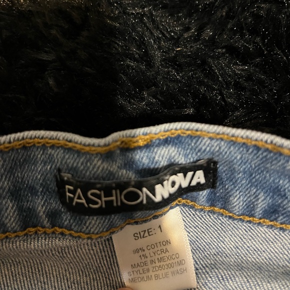 Fashion nova distressed jeans - Picture 3 of 4